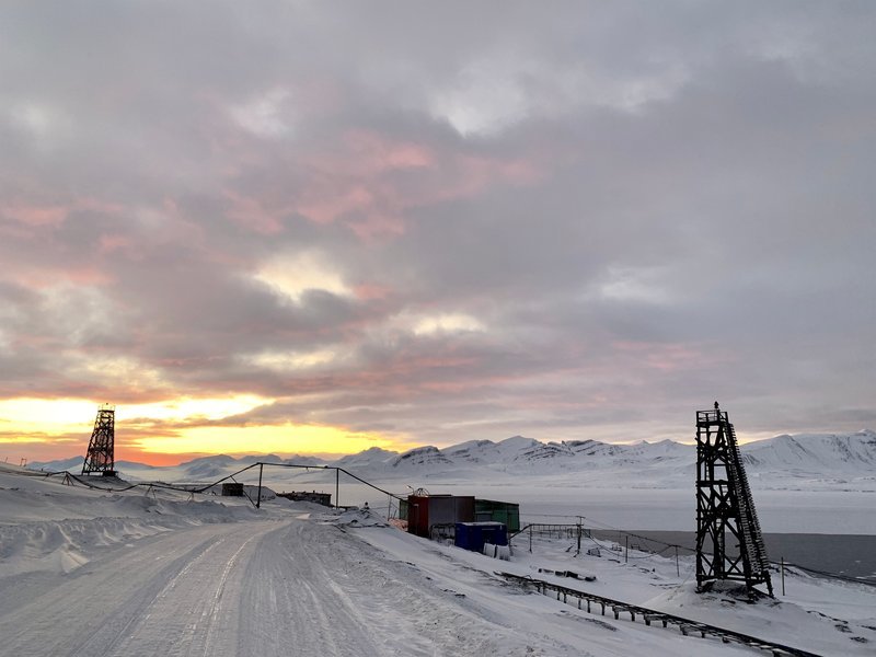 In der russischen Kolonie Barentsburg wird noch immer Kohle abgebaut. Für die von Norwegen verwaltete Inselgruppe Spitzbergen fordert Russland mehr Mitspracherecht. – Bild: ZDF und Stefan Braunshausen.