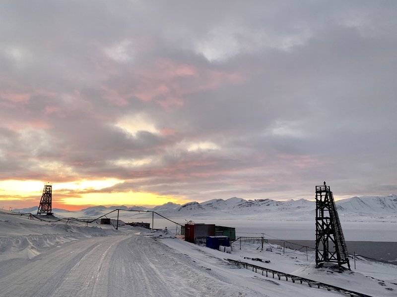 In der russischen Kolonie Barentsburg wird noch immer Kohle abgebaut. Für die von Norwegen verwaltete Inselgruppe Spitzbergen fordert Russland mehr Mitspracherecht. – Bild: ZDF und Stefan Braunshausen. In der russischen Kolonie Barentsburg wird noch immer Kohle abgebaut. Für die von Norwegen verwaltete Inselgruppe Spitzbergen fordert Russland mehr Mitspracherecht. – Bild: ZDF und Stefan Braunshausen.