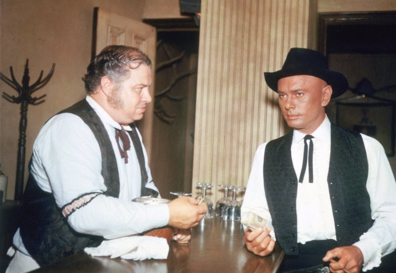 Sheriff (Bert Freed, l.); Jules Gaspard d’Estaing (Yul Brynner, r.) – Bild: 1964 Metro-Goldwyn-Mayer Studios Inc. All Rights Reserved. Lizenzbild frei