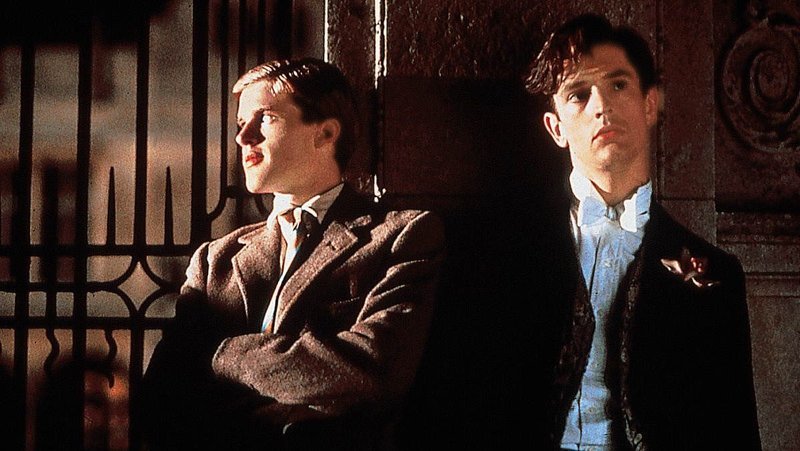 Guy Bennett (Rupert Everett, re.) und Tommy Judd (Colin Firth) besuchen eine englische Eliteschule. Tommy ist erklaerter Marxist, und Guy traeumt von einer Karriere im diplomatischen Dienst. – Bild: arte