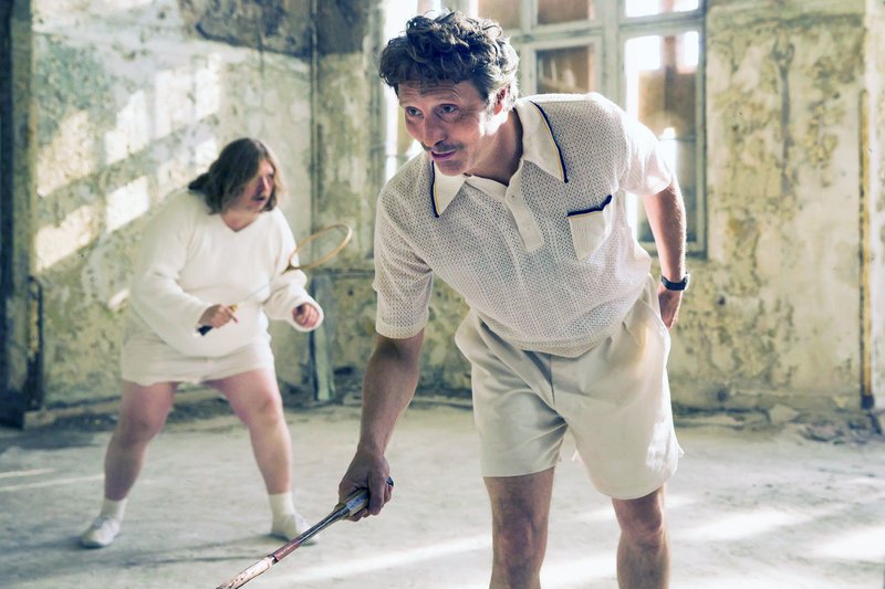 Josef (Nicolas Bro, li.) und Elias (Mads Mikkelsen, re.) spielen Federball. – Bild: arte Josef (Nicolas Bro, li.) und Elias (Mads Mikkelsen, re.) spielen Federball. – Bild: arte