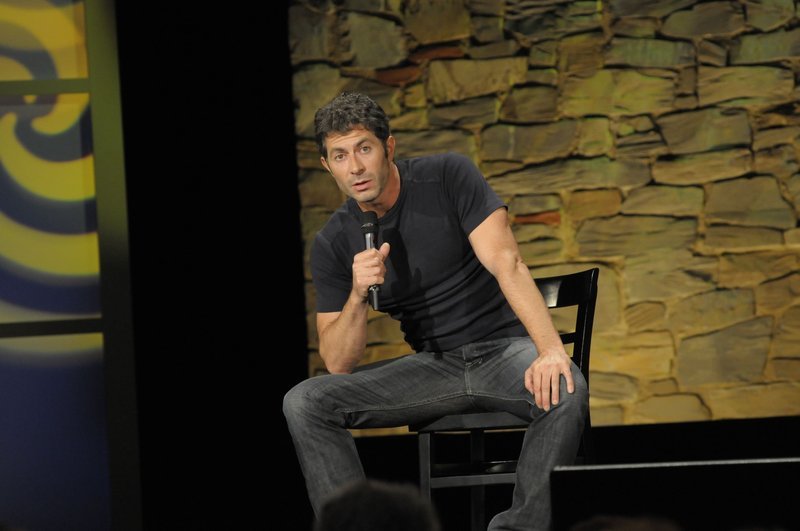 „ALLES ANDERE IST PRIMÄR“, das neue Soloprogramm von Rolf Miller, hier spürt man schon, wo’s langgeht – Millers Alter Ego würde sagen: „So gut, dass es schon wieder blöd ist.“ Werden er, Achim und Jürgen sterben? Haben Frauen endlich Namen? Kommen sie überhaupt vor? Was haben Tatortmanie, Sudoku und Facebook damit zu tun? Fragen über Fragen. Rolf Miller spielt mit dem, was Volkes Mund entweicht, und treibt durch eine Art eingeschränkten Bewusstseinsstrom, von Thema zu Thema springend und einmal Gestreiftes immer wieder aufgreifend. Rolf Miller formt seine Bühnenkunstfigur immer stärker zum Fleisch gewordenen gesunden Menschenverstand, der doch tatsächlich nichts anderes als gedankliche Sprachlosigkeit ist. – Bild: BR/​Jacqueline Krause-Burberg