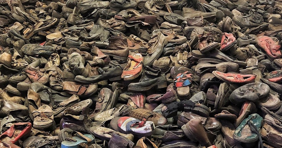 Aus einem Gedicht von Moses Schulstein: „Wir sind die Schuhe, wir sind die letzten Zeugen. Wir sind Schuhe von Enkeln und Großvätern. Aus Prag, Paris und Amsterdam. Und weil wir nur aus Leder und Stoff gemacht sind, und nicht aus Fleisch und Blut, blieb uns das Höllenfeuer erspart.“ – Bild: ZDF und Winfried Laasch.