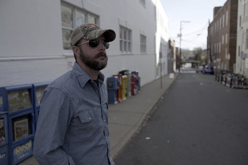 Brennan Gilmore hat gefilmt, als ein rechtsextremer Weißer mit dem Auto in eine Menschenmenge von Gegendemonstranten steuerte. Dies ereignete sich im August 2017 in Charlottesville, Virginia. – Bild: ZDF und Tom Traies./​Tom Traies