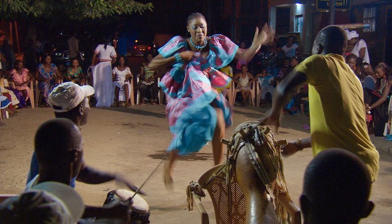 Die Frauen im Senegal sind stolz und selbstbewusst. Neben verführerischen Rundungen sind den Senegalesinnen außergewöhnliche Frisuren, farbenfrohe Kleider und eine weiche, duftende Haut wichtig. – Junge Tänzerinnen. – Bild: SWR