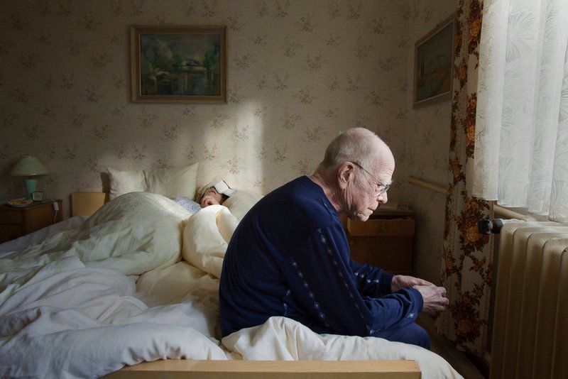 Ein älterer Mann, Herr Matthes, erwacht neben seiner Ehefrau, die im Schlaf gestorben ist. Der plötzliche Tod reißt ihn aus dem Alltag. Heinz W. Krückeberg (Rolle: Herr Matthes), Brigitte Strohbauer (Frau Matthes) – Bild: MDR/Steffen Junghans Ein älterer Mann, Herr Matthes, erwacht neben seiner Ehefrau, die im Schlaf gestorben ist. Der plötzliche Tod reißt ihn aus dem Alltag. Heinz W. Krückeberg (Rolle: Herr Matthes), Brigitte Strohbauer (Frau Matthes) – Bild: MDR/Steffen Junghans
