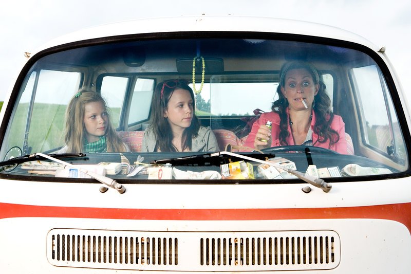 Karla (Elena Arndt-Jensen, li.) und Katrina (Nanna Finding, Mi.) fahren mit der „verrückten“ Dana zum Sommerhaus. – Bild: KI.KA/Jens Juncker-Jensen Karla (Elena Arndt-Jensen, li.) und Katrina (Nanna Finding, Mi.) fahren mit der „verrückten“ Dana zum Sommerhaus. – Bild: KI.KA/Jens Juncker-Jensen