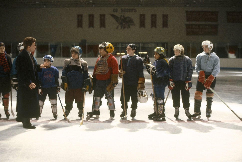 Aus einem Haufen rotzfrecher Jungen soll Gordon Bombay (Emilio Estevez, vorne 2.v.l.) eine brauchbare Eishockeymannschaft formen… – Bild: Walt Disney Pictures. All rights reserved Lizenzbild frei