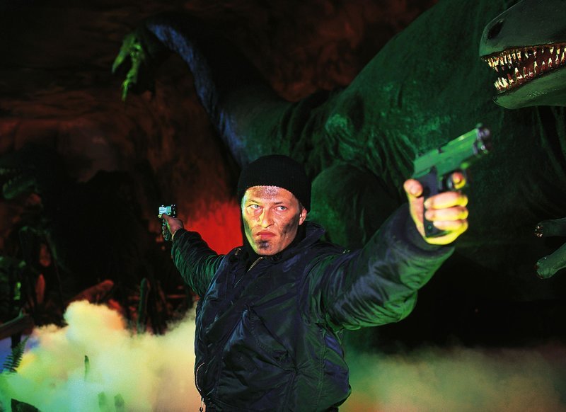 Stefan Renner (Til Schweiger) wehrt sich in der Dinosaurierhalle des Freizeitparks gegen die Gangster, die seine Tochter entführt haben. – Bild: RTL