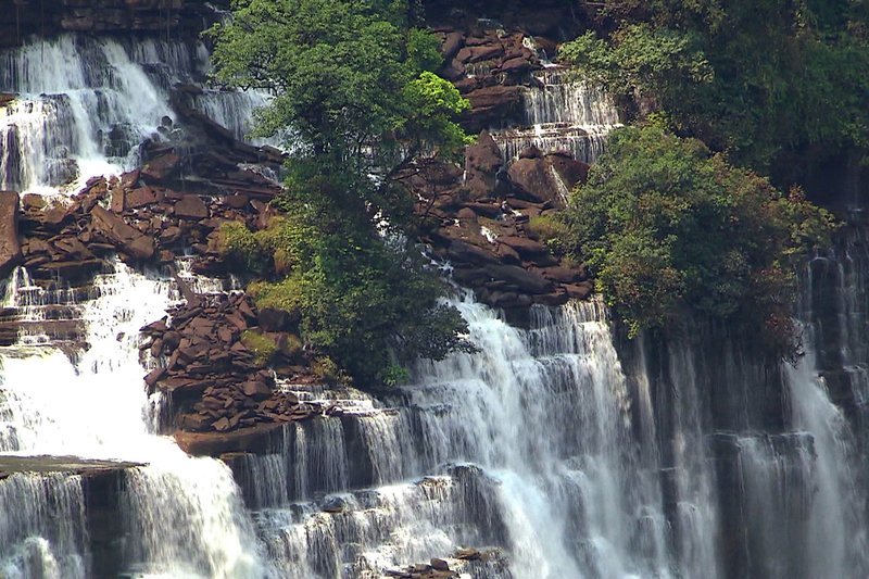Wasserfall in Angola. – Bild: ZDF und SWR/​Gavyn Stevens