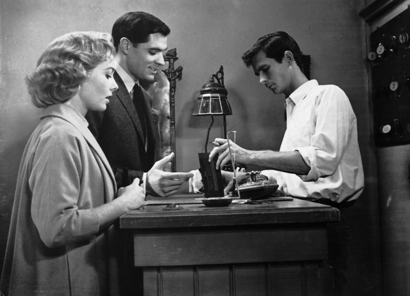 Nach Marions Verschwinden fahren Sam Loomis (John Gavin, M.) und Lila Crane (Vera Miles, l.) selbst zu Normans (Anthony Perkins, r.) Motel, wo sie sich inkognito einmieten ? – Bild: Kabel Eins Classics Nach Marions Verschwinden fahren Sam Loomis (John Gavin, M.) und Lila Crane (Vera Miles, l.) selbst zu Normans (Anthony Perkins, r.) Motel, wo sie sich inkognito einmieten ? – Bild: Kabel Eins Classics