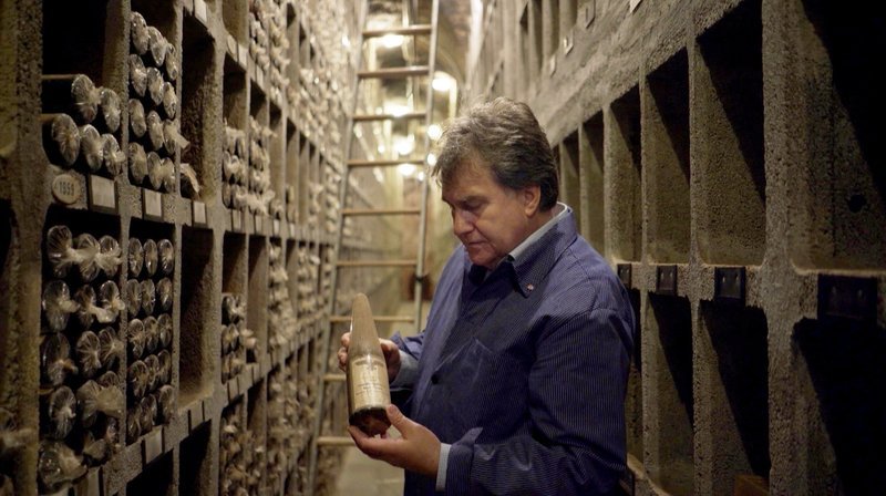 Karl-Josef Krötz ist Herr über eine halbe Million Flaschen Wein, beste deutsche Jahrgänge. – Bild: NDR