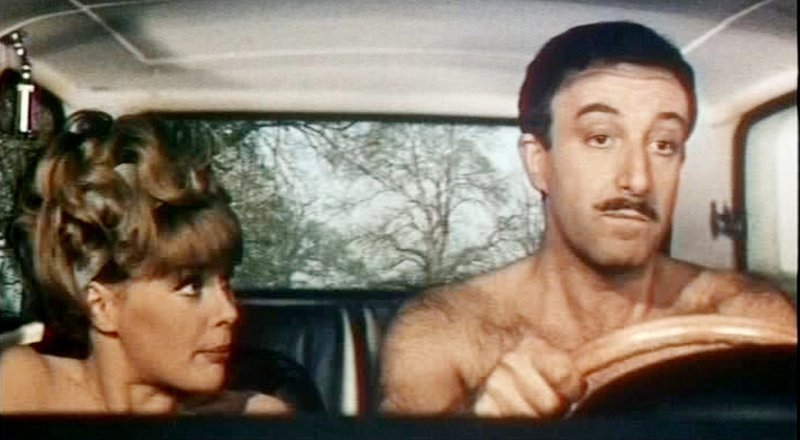 Inspektor Clousau (Peter Sellers) flieht mit Maria Gambrelli (Elke Sommer) aus dem Nudistencamp. – Bild: TL5
