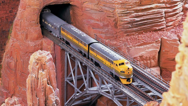 Mehr als 15 Kilometer Gleise ziehen sich durch die Miniaturwelt. Im Nu geht es mit dem Zug nach Italien, in die Schweizer Alpen oder mit dem Flugzeug nach Las Vegas. – Bild: N24 Doku