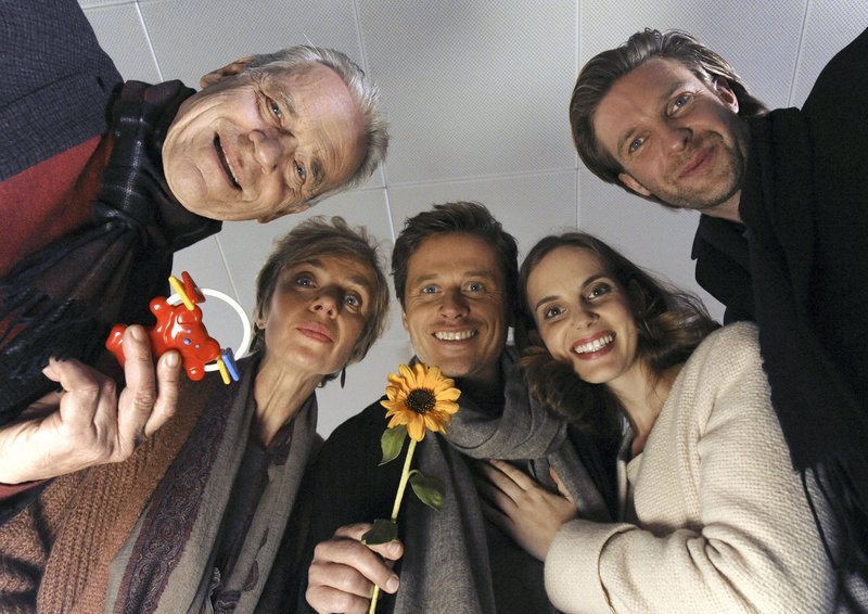Jenny (Marie Zielcke, 2. v.re.), Erik (Roman Knizka, Mitte), Tobias (Hubertus Grimm, re.), Jutta (Anna Stieblich, 2. v. li.) und Roman (Jürgen Heinrich, li.) bewundern Jennys Baby. – Bild: ARD Degeto/Elke Werner Jenny (Marie Zielcke, 2. v.re.), Erik (Roman Knizka, Mitte), Tobias (Hubertus Grimm, re.), Jutta (Anna Stieblich, 2. v. li.) und Roman (Jürgen Heinrich, li.) bewundern Jennys Baby. – Bild: ARD Degeto/Elke Werner
