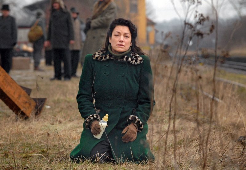 Ursula (Christine Neubauer) ist verzweifelt, denn der Zug, in dem ihr Kind alleine sitzt, ist ohne sie abgefahren. – Bild: ARD Degeto/Reiner Bajo Ursula (Christine Neubauer) ist verzweifelt, denn der Zug, in dem ihr Kind alleine sitzt, ist ohne sie abgefahren. – Bild: ARD Degeto/Reiner Bajo