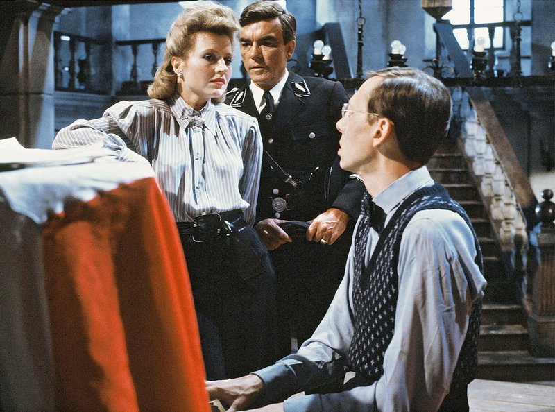 Der Nazi-Kulturfunktionär Hans Henkel arrangiert die Plattenaufnahme des Liedes "Lili Marleen", mit dem die mittelmäßige Barsängerin Willie Bunterberg (Hannah Schygulla) an der Seite des Pianisten Taschner (Hark Bohm) überraschend zum Star und bald zu einer Ikone der Nazi-Propaganda avanciert. Mitte: von Streloh (Erik Schumann). – Bild: ARD Degeto Der Nazi-Kulturfunktionär Hans Henkel arrangiert die Plattenaufnahme des Liedes "Lili Marleen", mit dem die mittelmäßige Barsängerin Willie Bunterberg (Hannah Schygulla) an der Seite des Pianisten Taschner (Hark Bohm) überraschend zum Star und bald zu einer Ikone der Nazi-Propaganda avanciert. Mitte: von Streloh (Erik Schumann). – Bild: ARD Degeto