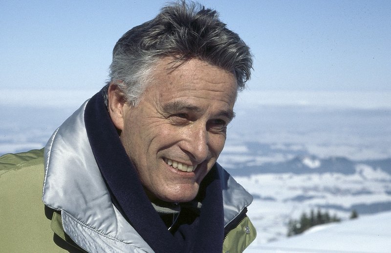 2. Klaus Wildbolz in der Rolle des Bankiers Max Hardenberg. Er wünscht sich, dass sein Sohn Max endlich sein Erbe antritt und seine Bank führt. – Bild: Joachim Bischoff 2. Klaus Wildbolz in der Rolle des Bankiers Max Hardenberg. Er wünscht sich, dass sein Sohn Max endlich sein Erbe antritt und seine Bank führt. – Bild: Joachim Bischoff
