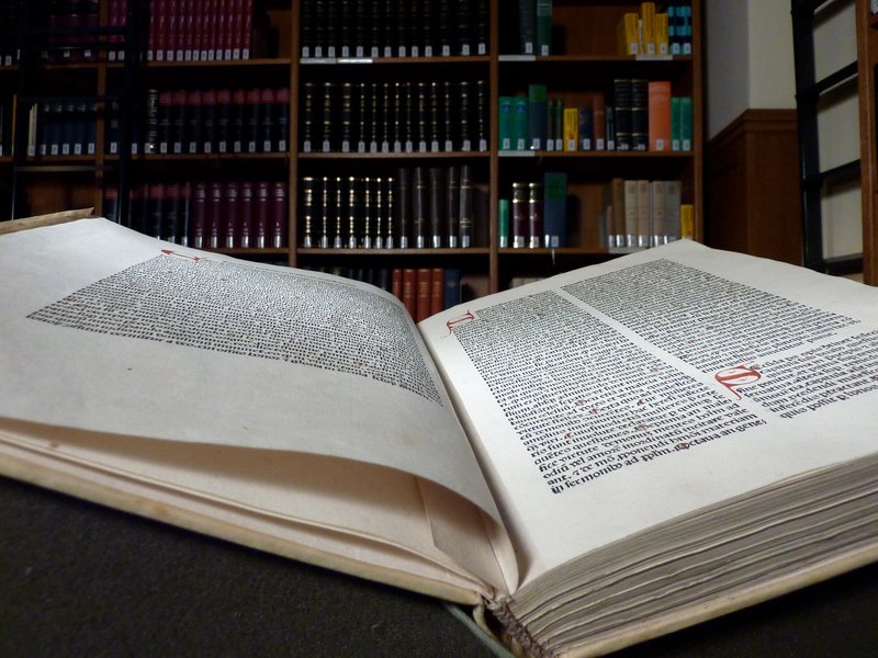 Es war ein Handbuch der Folter, das Europa für fast 200 Jahre in Angst und Schrecken versetzte: „Malleus Maleficarum“ oder der „Hexenhammer“./​1st edition Malleus Maleficarum, located at the German Historical Museum. (Photo Credit: © National Geographic Channel) – Bild: n-tv /​ National Geographic/​© National Geographic Channel