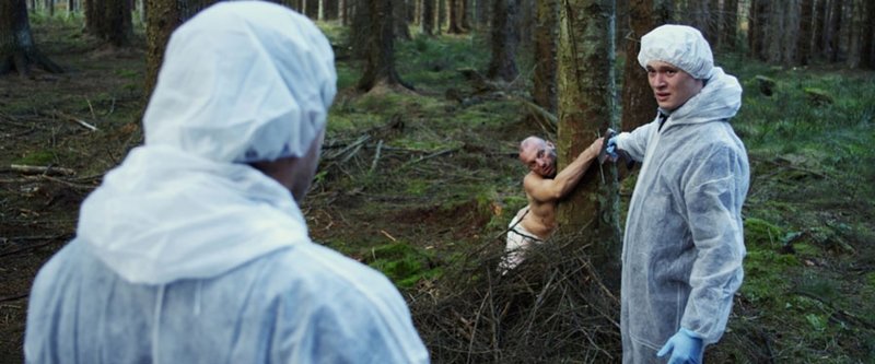 Der erste Arbeitstag des vorlauten Teenagers Adam (Jack O'Connell, r.) läuft beschissen: Als Assistent des eiskalten Auftragskillers Roy muss er sich mit widerspenstigen Opfern herumärgern ... – Bild: 2012 - Revolver Entertainment Lizenzbild frei Der erste Arbeitstag des vorlauten Teenagers Adam (Jack O'Connell, r.) läuft beschissen: Als Assistent des eiskalten Auftragskillers Roy muss er sich mit widerspenstigen Opfern herumärgern ... – Bild: 2012 - Revolver Entertainment Lizenzbild frei