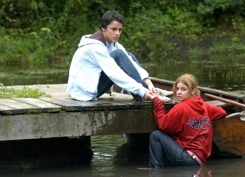 Immer wieder lässt sich der naive Tobi (Kostja Ullmann, l.) vor Nessies (Josefine Preuß, r.) Karren spannen. Doch dann erkennt der Junge, dass er eigentlich einem anderen in die Hände arbeitet ... – Bild: Puls 8 Immer wieder lässt sich der naive Tobi (Kostja Ullmann, l.) vor Nessies (Josefine Preuß, r.) Karren spannen. Doch dann erkennt der Junge, dass er eigentlich einem anderen in die Hände arbeitet ... – Bild: Puls 8