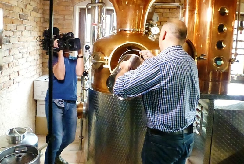 Bier und Whisky vom Chiemsee: Oliver Lange betreibt eine kleine Brauerei und Brennerei. – Bild: ZDF und Nicolai Piechota Bier und Whisky vom Chiemsee: Oliver Lange betreibt eine kleine Brauerei und Brennerei. – Bild: ZDF und Nicolai Piechota