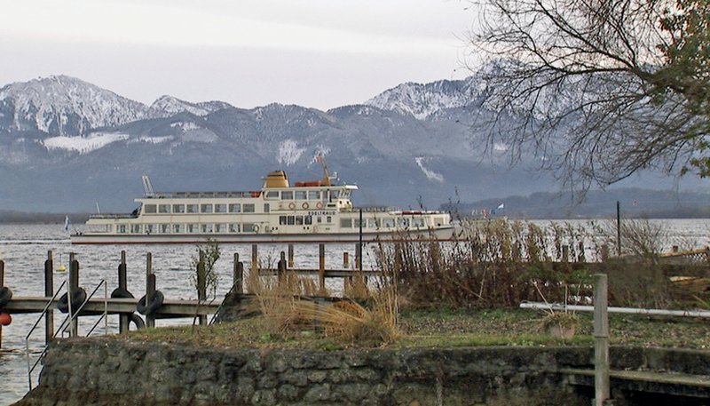 hr-fernsehen DEUTSCHE WINTERMÄRCHEN: SPIEKEROOG, ERZGEBIRGE, FRAUENINSEL, am Freitag (05.12.14) um 20:15 Uhr. Blick von der Fraueninsel auf den Chiemsee. – Bild: HR hr-fernsehen DEUTSCHE WINTERMÄRCHEN: SPIEKEROOG, ERZGEBIRGE, FRAUENINSEL, am Freitag (05.12.14) um 20:15 Uhr. Blick von der Fraueninsel auf den Chiemsee. – Bild: HR