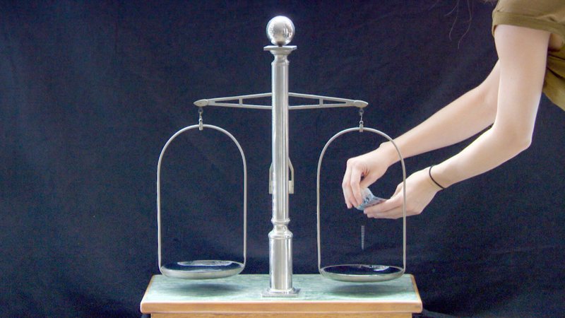 Tabletten Waage. – Bild: ZDF und ORF/​Langbein & Partner Media