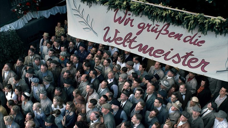 Begeistert werden die Helden von Bern in der Heimat empfangen … – Bild: Senator Film Lizenzbild frei