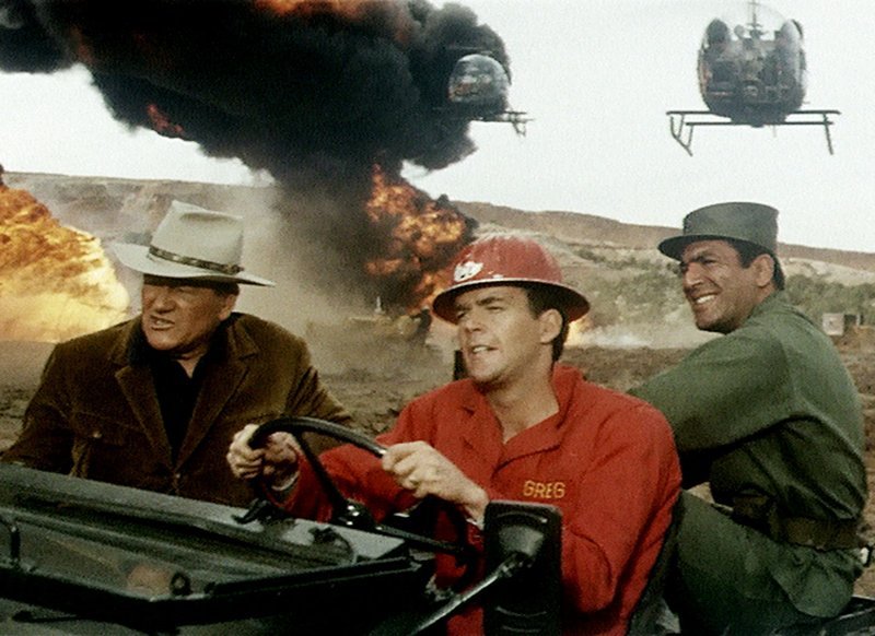 V.l.: Chance Buckman (John Wayne), Greg Parker (Jim Hutton) und Col. Valdez (Edmund Hashim) – Bild: RTL NITRO V.l.: Chance Buckman (John Wayne), Greg Parker (Jim Hutton) und Col. Valdez (Edmund Hashim) – Bild: RTL NITRO