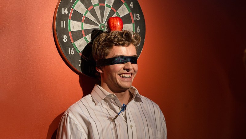 Nicht nur wegen seines Nachnamens sorgt der junge Mike Pancake (Dave Franco) immer für Lacher. Egal wo er auftaucht, man kann damit rechnen, dass es im Chaos endet … – Bild: Puls 4