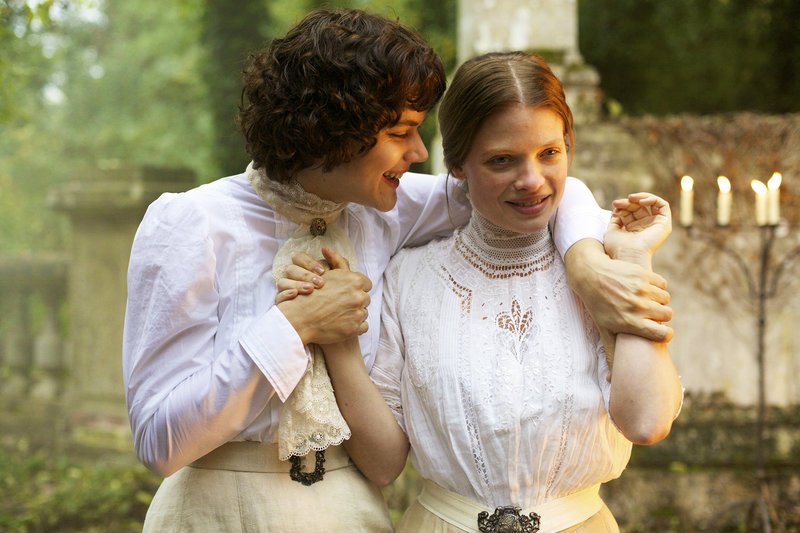 Die Tänzerin SoKo als Loïe Fuller, Mélanie Thierry als Gabrielle Bloch SRF/Prokino Filmverleih – Bild: SRF1 Die Tänzerin SoKo als Loïe Fuller, Mélanie Thierry als Gabrielle Bloch SRF/Prokino Filmverleih – Bild: SRF1