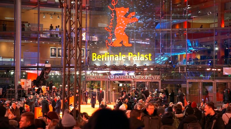Die Berlinale wurde 1951 mit amerikanischer Unterstützung als Schaufenster des Westens ins Leben gerufen. Im Laufe der Zeit wurde sie zu einem Ort der Begegnung zwischen Ost und West und nach dem Mauerfall zum weltgrößten Publikumsfilmfest. Der Film lässt sieben Jahrzehnte Berlinale Revue passieren und erzählt von den Aufs und Abs, von Krisen und Neuerungen, die das Filmfestival durchgemacht hat. – Foto: Berlinale Palast. – Bild: rbb Die Berlinale wurde 1951 mit amerikanischer Unterstützung als Schaufenster des Westens ins Leben gerufen. Im Laufe der Zeit wurde sie zu einem Ort der Begegnung zwischen Ost und West und nach dem Mauerfall zum weltgrößten Publikumsfilmfest. Der Film lässt sieben Jahrzehnte Berlinale Revue passieren und erzählt von den Aufs und Abs, von Krisen und Neuerungen, die das Filmfestival durchgemacht hat. – Foto: Berlinale Palast. – Bild: rbb