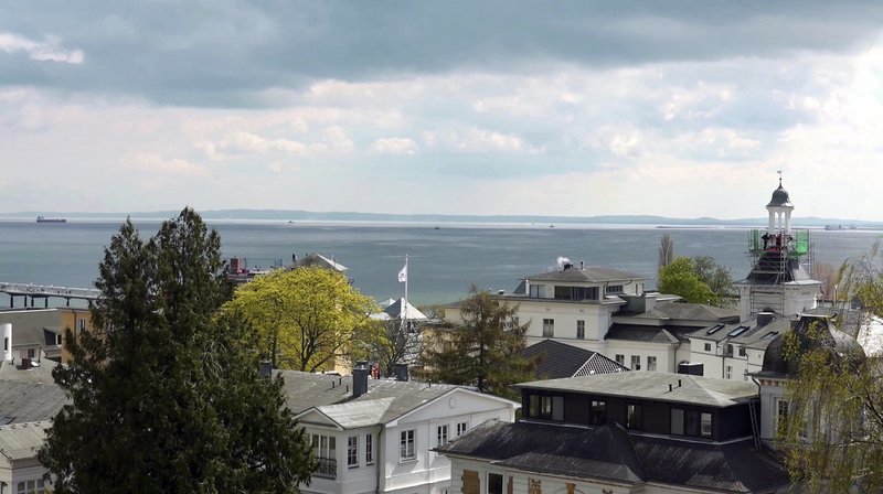Blick zum Meer mit Villen in Bansin – Bild: NDR/Artia Nova Film/Thomas Plenert Blick zum Meer mit Villen in Bansin – Bild: NDR/Artia Nova Film/Thomas Plenert