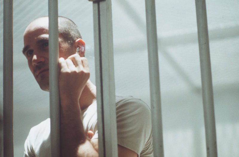 Vor seiner Hinrichtung will der Serienkiller Edgar Reese (Elias Koteas) unbedingt noch einmal mit dem Polizist John Hobbes sprechen… – Bild: Puls 4