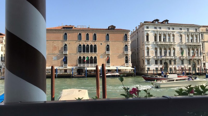 Touristen sind seit dieser Woche mehr geworden, hier in Venedig haben sie keine Angst. – Bild: SWR