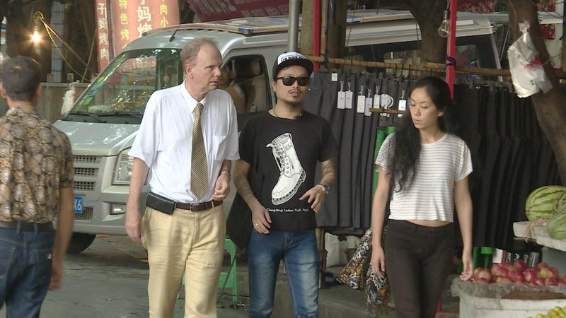 Neue Wege: Konzertveranstalter Zhang Wie führt ORF China Korrespondent Raimund Löw und seine Producerin Xiao Bing durch sein Heimatviertel in Chongqing – Bild: ZDF und ORF.