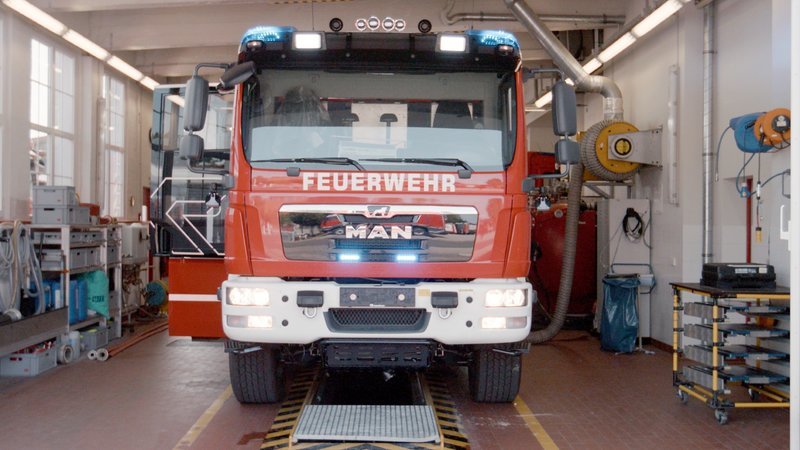 Die Doku zeigt die Produktionsabläufe beim Bei einees Feuerwehrwagens. – Bild: TVNOW