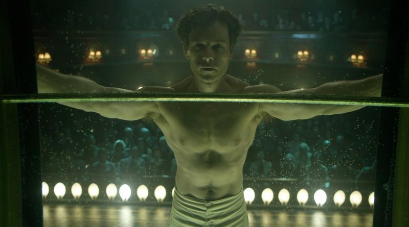 Der Magier Houdini (Guy Pearce) bei einem seiner Entfesselungskunststücke – Bild: Koch Media