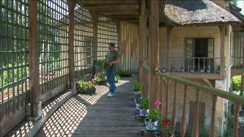 „Der Gärtner von Versailles“, 1662 gestaltete Gartenbaumeister André Le Nôtre im Auftrag des Sonnenkönigs Ludwigs XIV. den Schlosspark von Versailles und begründete damit den typisch französischen Barockgarten, in dem Symmetrie, Ordnung und Perspektiven die Hauptrollen spielen. Die Pflege der 850 Hektar großen Anlage, die zum französischen Kulturerbe zählt, übernehmen rund 50 Angestellte, die tagtäglich vor Ort Gestrüpp entfernen, Pflanzen stutzen oder neue setzen und den Boden umgraben. Aber die Instandhaltung des Parks erfordert nicht nur Gärtnerarbeit, sondern auch längst vergessene Handwerkskünste. Chefgärtner Alain Baraton führt durch das riesige Freilichtmuseum und gewährt einen Blick hinter die Kulissen der königlichen Gartenanlagen.  SENDUNG: ORF2 – SO – 11.11.2018⁠–⁠09:35 UHR. – Veroeffentlichung fuer Pressezwecke honorarfrei ausschliesslich im Zusammenhang mit oben genannter Sendung oder Veranstaltung des ORF bei Urhebernennung. – Bild: ORF