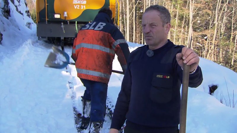 Lokführer der Schafbergbahn Martin Grashäftl und sein Kollege beim Freischaufeln der Spur. – Bild: ServusTV
