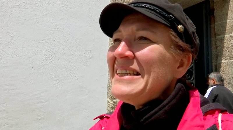Ulrike K. hat das Abenteuer Jakobsweg gewagt und die Pilgerurkunde erhalten. – Bild: HR