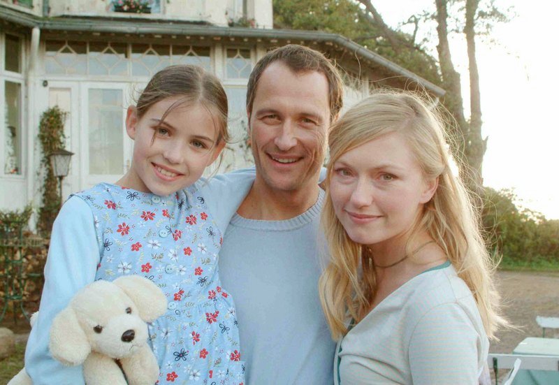 We are family: Thomas „Tommy“ (Markus Knüfken), Gabriela (Johanna Christine Gehlen, re.) und die kleine Theresa (Laura Szalski). – Bild: WDR/​ARD Degeto/​Christiane Pausch