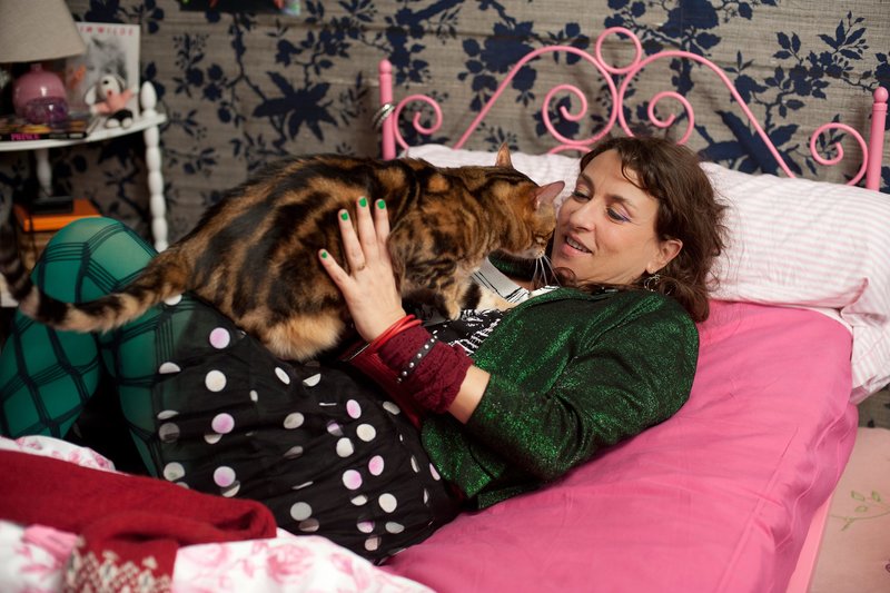 Die Katze begleitet Camille (Noémie Lvovsky) auf ihrer Zeitreise. – Bild: BR/Movienet Film GmbH Die Katze begleitet Camille (Noémie Lvovsky) auf ihrer Zeitreise. – Bild: BR/Movienet Film GmbH