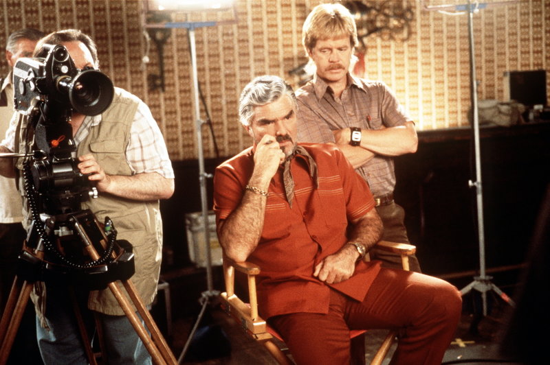 Regisseur Jack Horner (Burt Reynolds, M.) träumt davon, einen "ernsthaften" Sexfilm zu drehen ... – Bild: New Line Cinema Lizenzbild frei Regisseur Jack Horner (Burt Reynolds, M.) träumt davon, einen "ernsthaften" Sexfilm zu drehen ... – Bild: New Line Cinema Lizenzbild frei