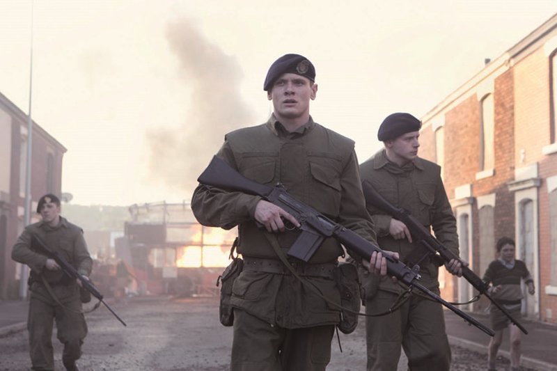Der junge britische Soldat Gary Hook (Jack O’Connell, Mitte) gerät 1971 in Belfast zwischen die Fronten des Nordirlandkonflikts. – Bild: ZDF und Tat Radcliffe Der junge britische Soldat Gary Hook (Jack O’Connell, Mitte) gerät 1971 in Belfast zwischen die Fronten des Nordirlandkonflikts. – Bild: ZDF und Tat Radcliffe