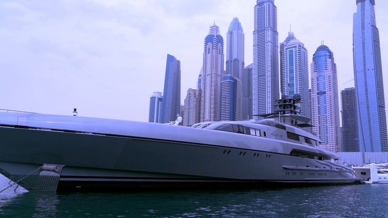 Schneller, exklusiver, teurer – arabische Scheichs, russische Oligarchen und amerikanische Geschäftsmänner geben Millionenbeträge für ihr Privat-Yachten aus – Bild: MG RTL D /​ Cat & Cie
