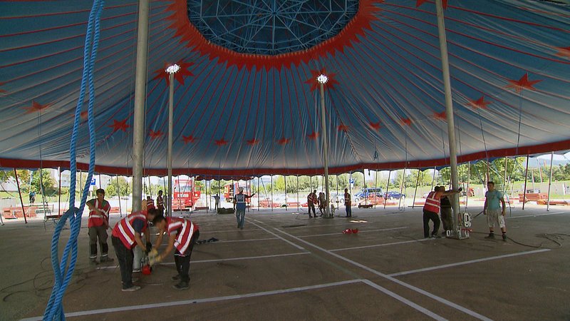 Der Aufbauort in Linz hat seine Tücken: Hier darf das Zirkusteam für die Abspannung des Zeltes keine Stahlanker in den Boden schlagen. Wie wird die Aufbaumannschaft dieses Problem lösen? – Bild: N24 Doku