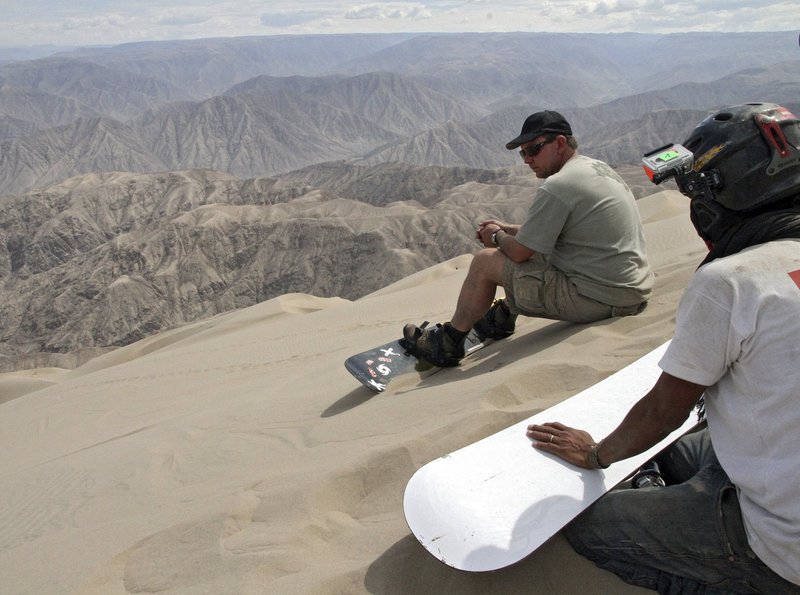 ARD-Korrespondent Thomas Aders beim Sandsurfen auf der höchsten Düne der Welt in Peru, Cerro Blanco. – Bild: BR/​SWR/​Thomas Aders