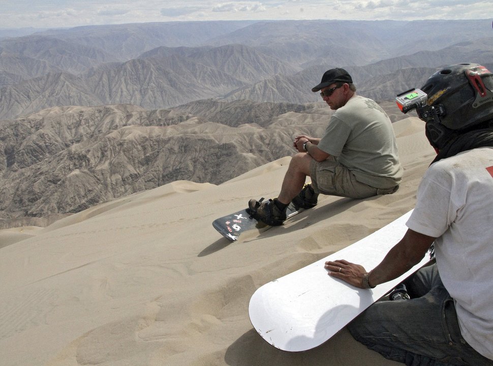 ARD-Korrespondent Thomas Aders beim Sandsurfen auf der höchsten Düne der Welt in Peru, Cerro Blanco. – Bild: BR / SWR / Thomas Aders
